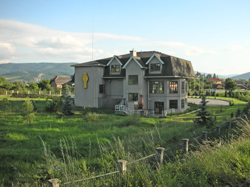 Гостиница «Динамикс-Соняшник» расположена в предгорье Карпат, в поселке Верхнее Синевидное, Скольского района